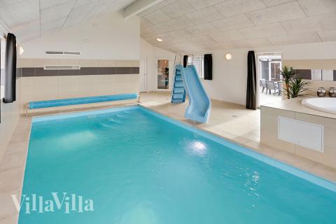 Sommerhus 340 er indrettet med en lækker poolafdeling med vandrutsjebane, dejlig stor indbygget spabad og sauna