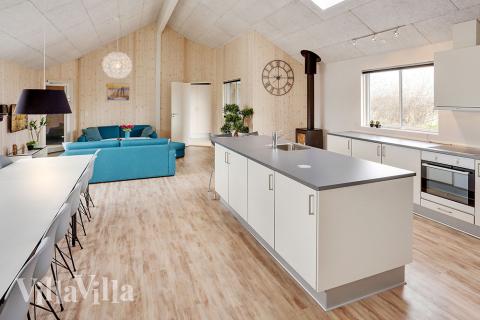 Det store lyse opholdrum i luksushus nr. 340 til 22.