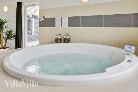 Nyd varmen i spaen i luksushus nr. 340 i Fyn og øer