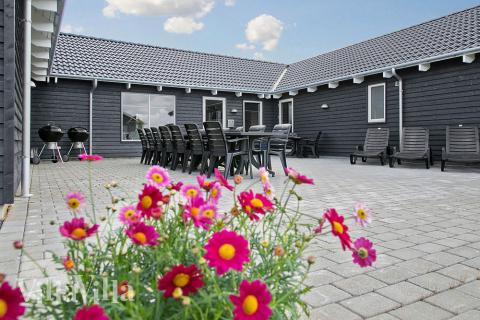 Luksushus nr. 340 har en dejlig terrasse med gode havemøbler til 22 personer.