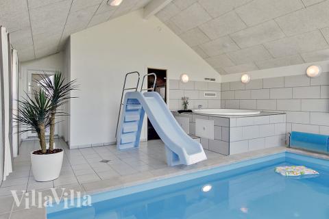 Sommerhus 341 er indrettet med en lækker poolafdeling med vandrutsjebane, dejlig stor indbygget spabad og sauna