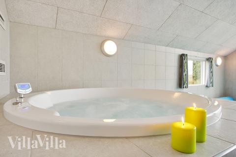 Nyd varmen i spaen i luksushus nr. 341 i Fyn og øer