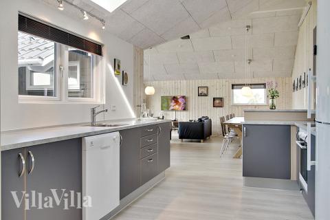 Køkkenet i luksushus nr. 341 er udstyrret, så I let kan lave mad til 14 personer.