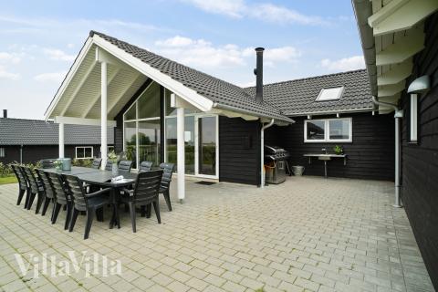 Nyd en grillaften på terrassen i luksushus nr. 341 i Fyn og øer