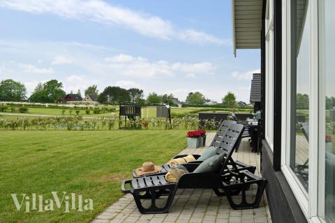 På terrassen i sommerhus nr. 341 er der plads til 14 personer.