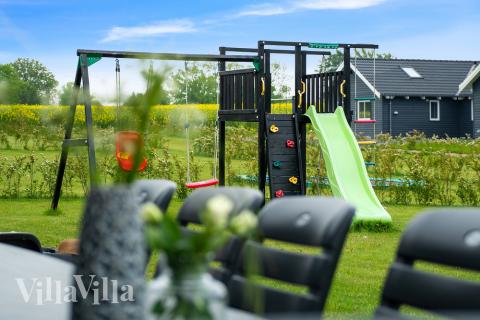 I det attraktive aktivitesrum i luksushus nr. 341 i Fyn og øer  er der masser af udendørs aktiviteter, f.eks. legetårn og gynge