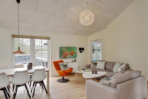 I kan sagtens side 24 personer sammen i sommerhusets opholdsrum, når I besøger luksushus 342 i Vestjylland.