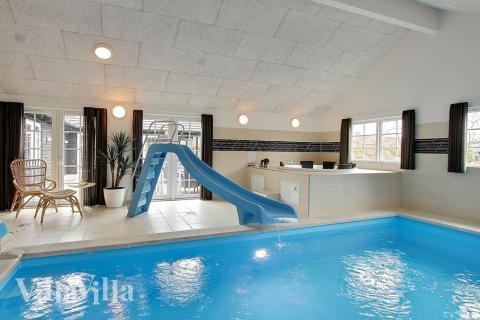 Sommerhus 342 er indrettet med en lækker poolafdeling med vandrutsjebane, dejlig stor indbygget spabad og sauna