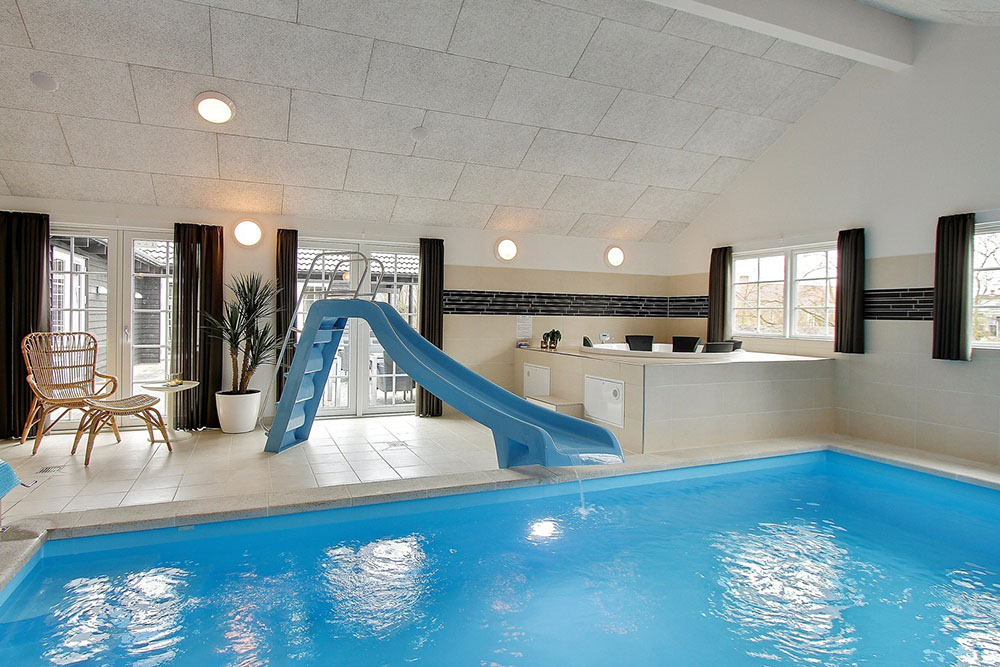 Sommerhus 342 er indrettet med en lækker poolafdeling med vandrutsjebane, dejlig stor indbygget spabad og sauna