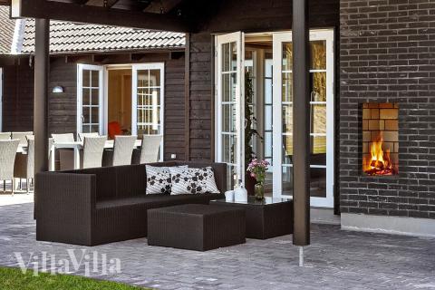 På terrassen i sommerhus nr. 342 er der plads til 24 personer.