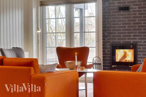 Det store lyse opholdrum i luksushus nr. 342 til 24.