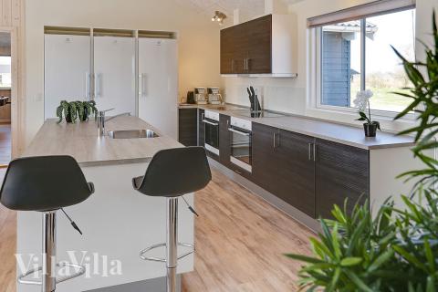 Køkkenet i luksushus nr. 343 er udstyrret, så I let kan lave mad til 20 personer.