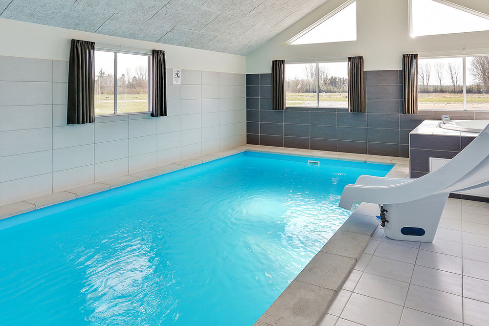 Sommerhus 343 er indrettet med en lækker poolafdeling med vandrutsjebane, dejlig stor indbygget spabad og sauna