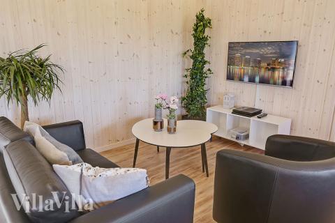 Det store lyse opholdrum i luksushus nr. 343 til 20.