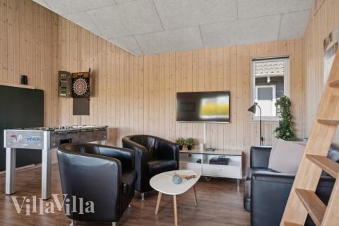 Dyst i sommerhusets aktivitetsrum, når I besøger luksushus nr. 345 i Fyn og øer.