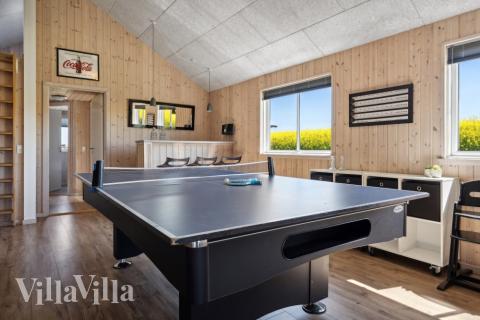Luksushus 345 til 16 personer byder på et stort aktivitetsrum med bl.a. billard og dart
