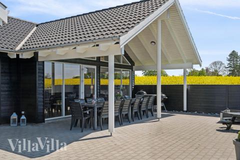 Nyd en grillaften på terrassen i luksushus nr. 345 i Fyn og øer
