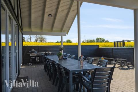 På terrassen i sommerhus nr. 345 er der plads til 16 personer.