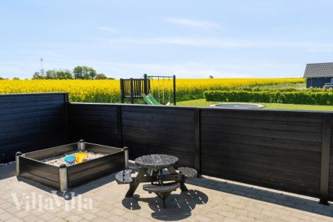 I det attraktive aktivitesrum i luksushus nr. 345 i Fyn og øer  er der masser af udendørs aktiviteter, f.eks. legetårn og gynge