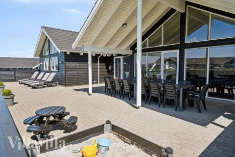 Luksushus nr. 345 har en dejlig terrasse med gode havemøbler til 16 personer.