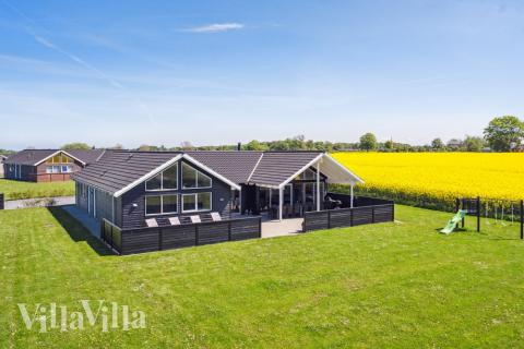 Flot sommerhus nr. 345 med god plads til op til 16 personer