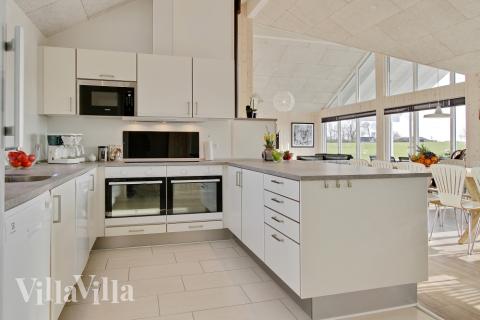 Køkkenet i luksushus nr. 345 er udstyrret, så I let kan lave mad til 16 personer.