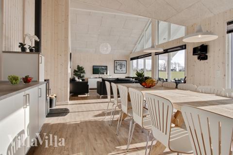 Det store lyse opholdrum i luksushus nr. 345 til 16.