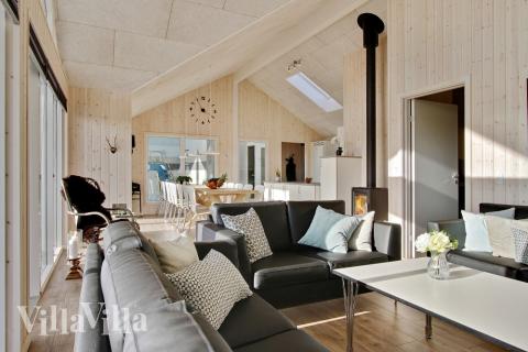 I kan sagtens side 16 personer sammen i sommerhusets opholdsrum, når I besøger luksushus 345 i Fyn og øer.