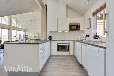 Køkkenet i luksushus nr. 344 er udstyrret, så I let kan lave mad til 16 personer.