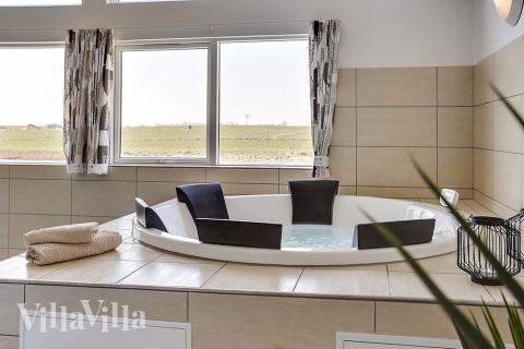 Nyd varmen i spaen i luksushus nr. 344 i Fyn og øer