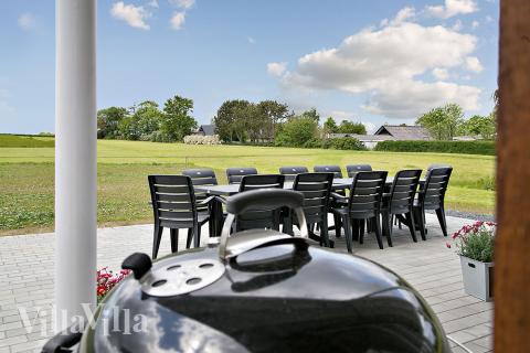 Nyd en grillaften på terrassen i luksushus nr. 344 i Fyn og øer