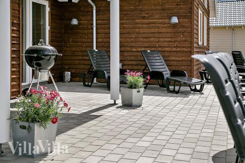 På terrassen i sommerhus nr. 344 er der plads til 16 personer.