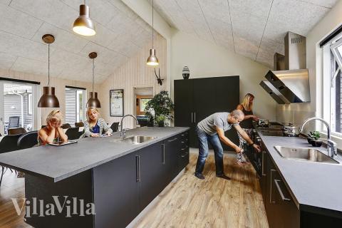 Køkkenet i luksushus nr. 346 er udstyrret, så I let kan lave mad til 22 personer.