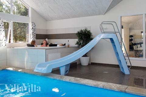 Nyd varmen i spaen i luksushus nr. 347 i Bornholm