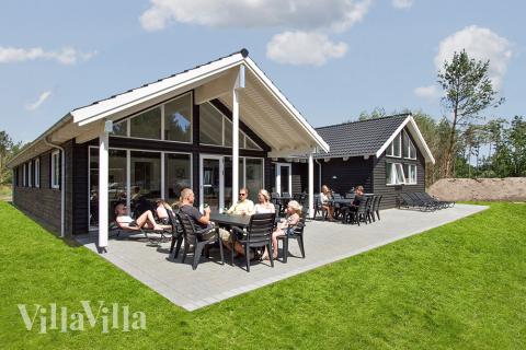 Luksushus nr. 347 har en dejlig terrasse med gode havemøbler til 18 personer.