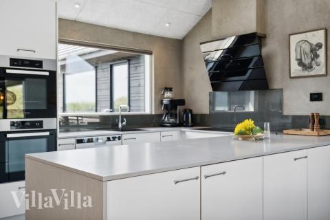 Køkkenet i luksushus nr. 348 er godt indrettet.