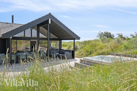 Luksushus nr. 348 har en dejlig terrasse med gode havemøbler til 20 personer.