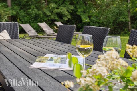 På terrassen i sommerhus nr. 352 er der plads til 14 personer.