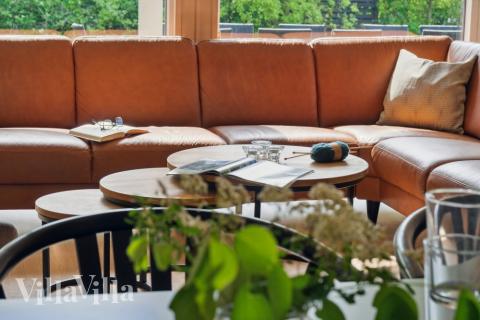 Sofaen i luksushus 352 i Nordsjælland indbyder til brætspil eller at se en film sammen.