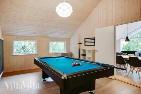 Luksushus 352 til 14 personer byder på et stort aktivitetsrum med bl.a. billard og dart