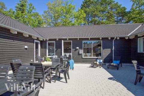 På terrassen i sommerhus nr. 351 er der plads til 22 personer.
