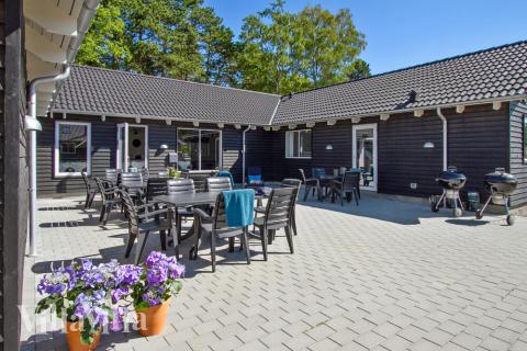 Luksushus nr. 351 har en dejlig terrasse med gode havemøbler til 22 personer.