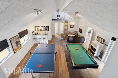 Aktivitetsrum i luksushus nr. 351 med 8 soveværelser og plads til 22 personer.