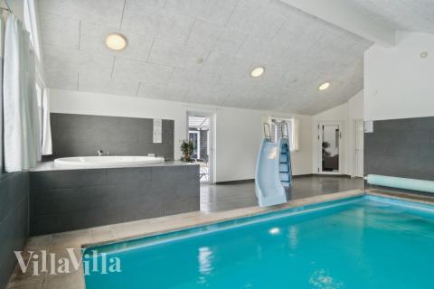 Sommerhus 351 er indrettet med en lækker poolafdeling med vandrutsjebane, dejlig stor indbygget spabad og sauna