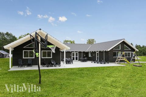 Dette store pool-sommerhus ligger ved det skønne Asserbo -  mellem Tisvildeleje og Liseleje