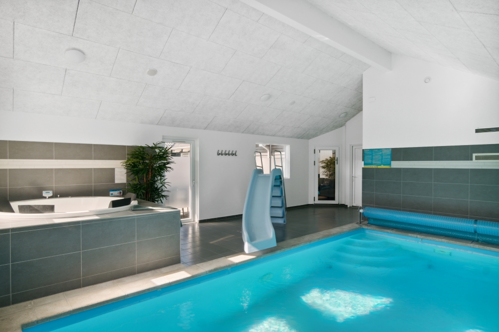 Den lækre pool i luksushuse nr. 350 til 24 personer