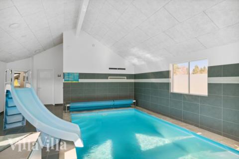 Sommerhus 350 er indrettet med en lækker poolafdeling med vandrutsjebane, dejlig stor indbygget spabad og sauna