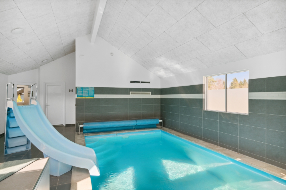 Sommerhus 350 er indrettet med en lækker poolafdeling med vandrutsjebane, dejlig stor indbygget spabad og sauna