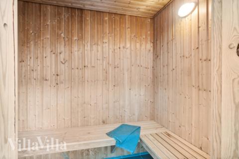 Nyd varmen i saunaen i luksushus nr. 350 til 24 personer