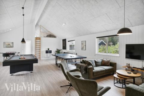 Dyst i sommerhusets aktivitetsrum, når I besøger luksushus nr. 350 i Nordsjælland.